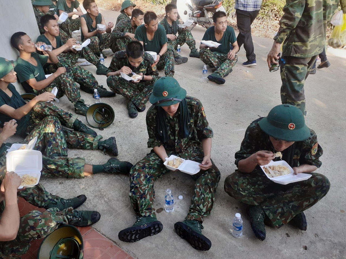 Bộ đội tranh thủ ăn cơm sau một đêm vật lộn với bà hỏa.