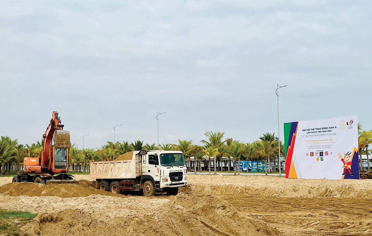 Chuẩn bị cát cho sân thi đấu bóng chuyền bãi biển và bóng ném bãi biển ở Tuần Châu.