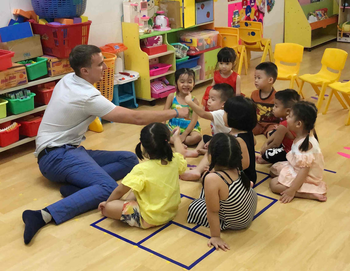 Nhiều gia đình cho con học ngoại ngữ từ khi các cháu còn rất nhỏ.