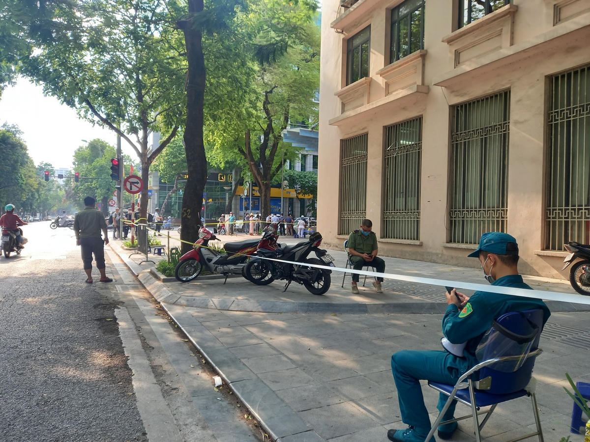 Khu vực xung quanh Cục Kỹ thuật an toàn và môi trường công nghiệp (Bộ Công Thương) được chăng dây và có lực lượng kiểm soát. 