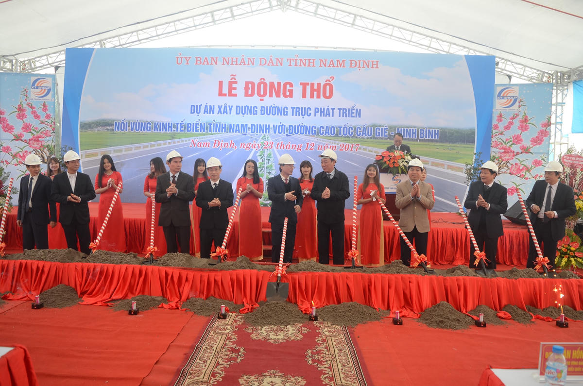 Lễ động thổ Dự án xây dựng đường nối với vùng kinh tế biển của tỉnh.
