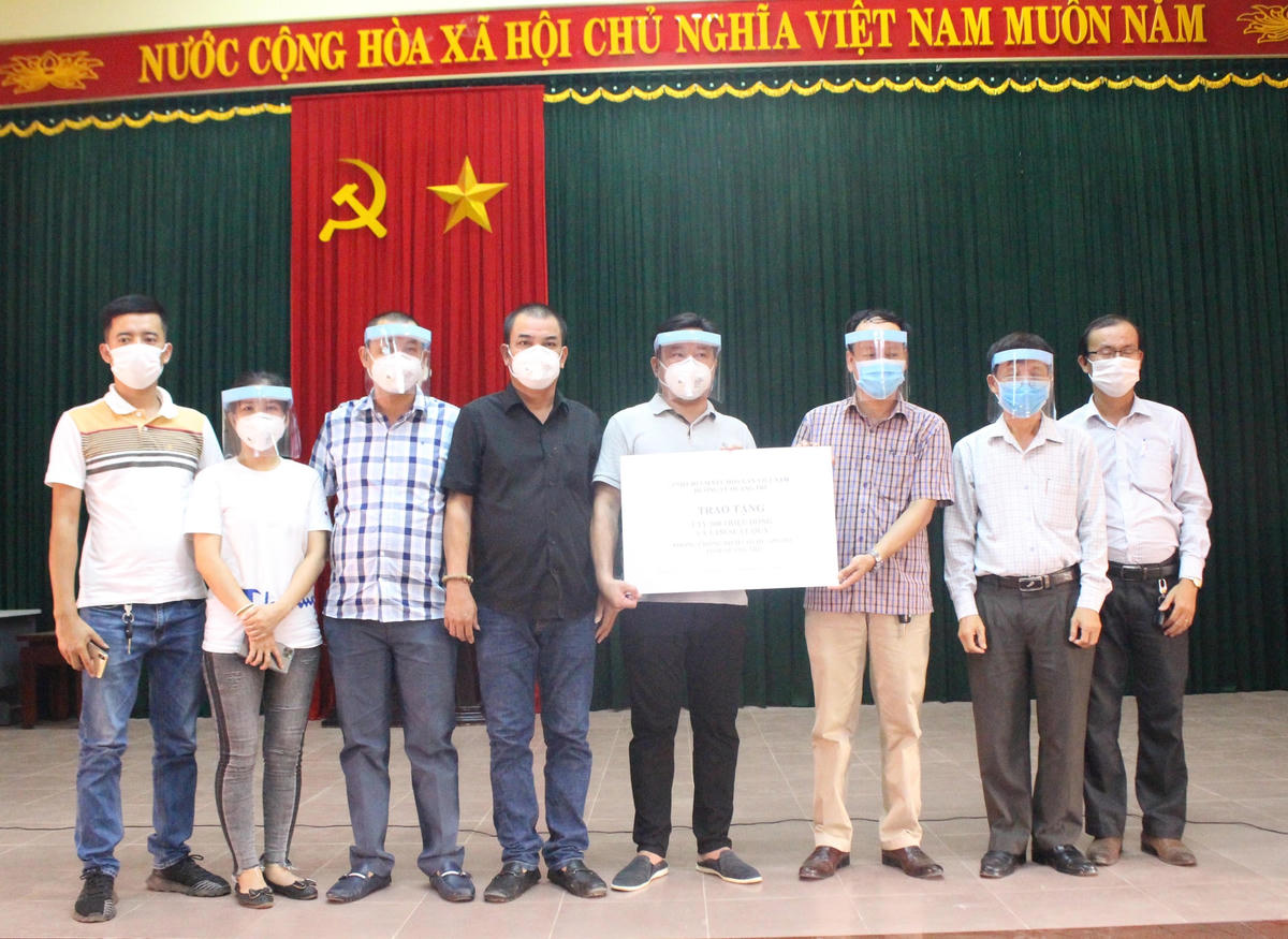 Đại diện CLB yêu hoa lan đột biến sông Hàn ủng 1,5 tỷ đồng phòng, chống dịch Covid – 19.