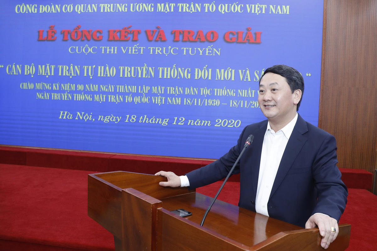 Phó Chủ tịch - Tổng Thư ký Hầu A Lềnh phát biểu tại Lễ tổng kết và trao giải.