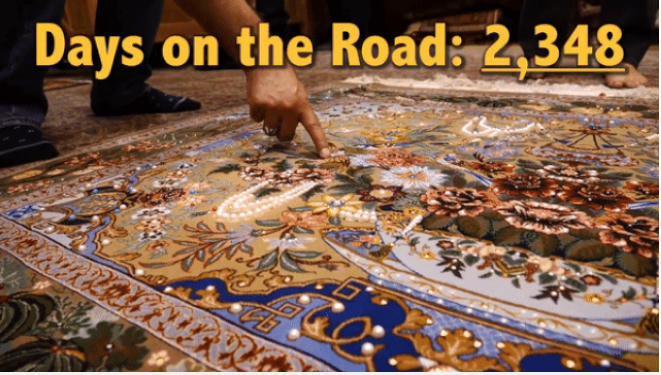 Một tấm thảm Ba Tư thủ công, dát vàng 18 carat và đính ngọc trai, có giá 100.000 USD.