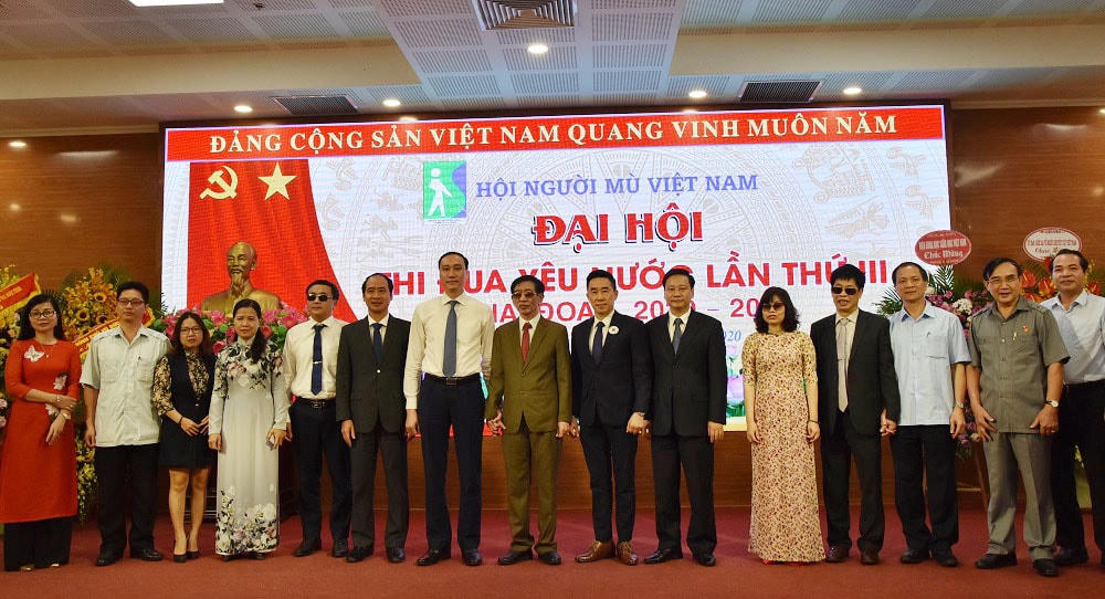 Phó Chủ tịch Phùng Khánh Tài chụp ảnh lưu niệm cùng các đại biểu dự Đại hội