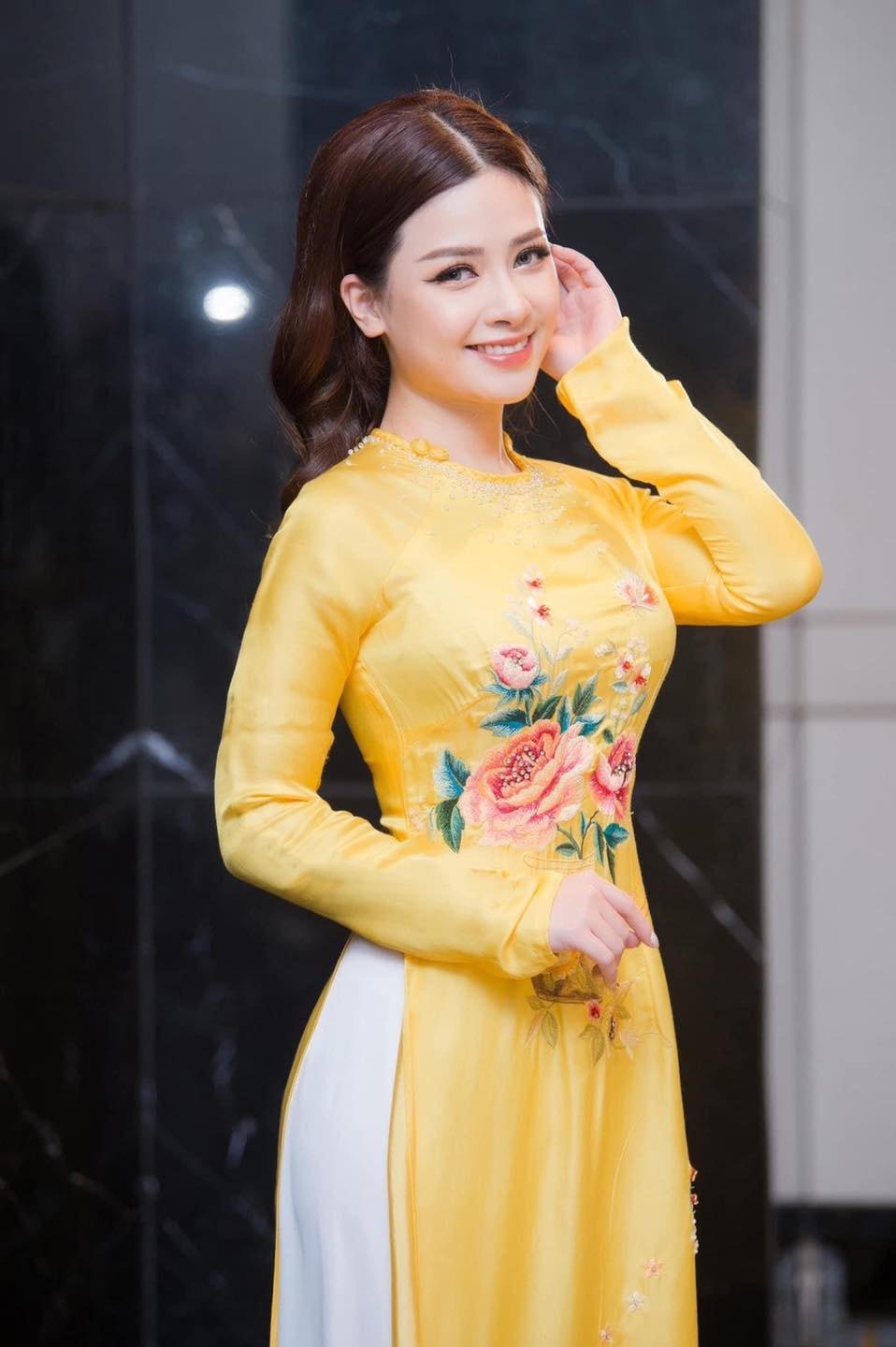 Dương Hoàng Yến khiến người hâm mộ bất ngờ với vẻ đằm thắm, dịu dàng trong tà áo dài.  