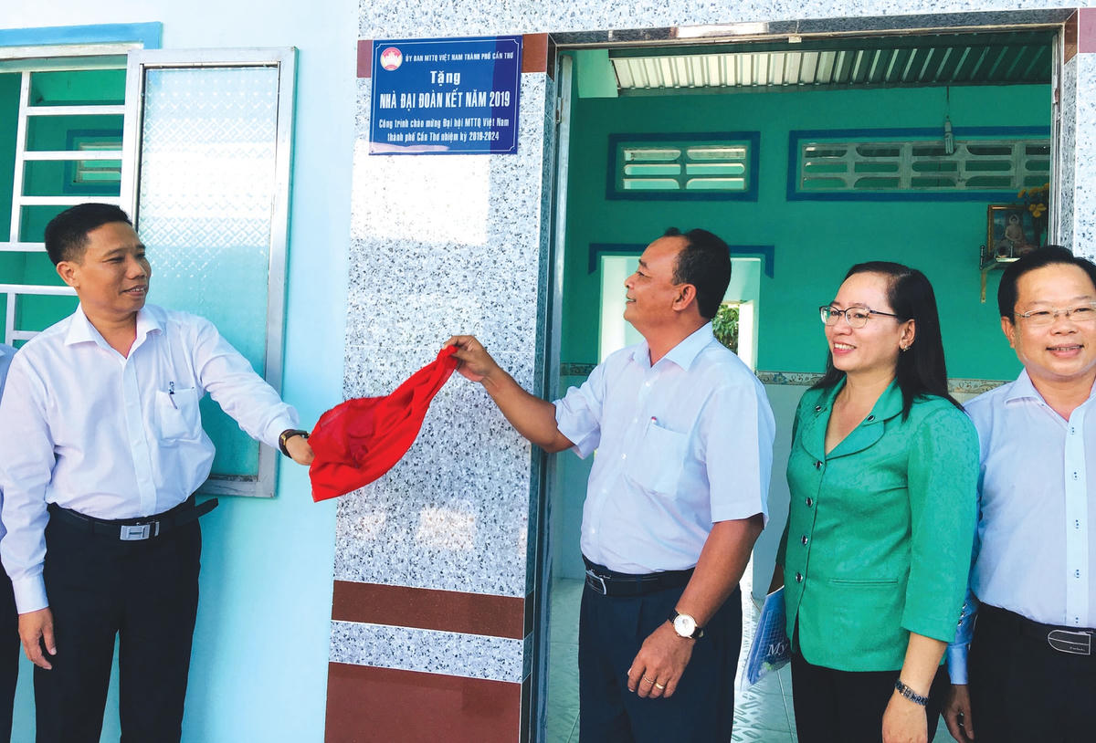 Ông Nguyễn Ngọc Tâm (thứ 3 từ bên phải) tại lễ khánh thành trao nhà Đại đoàn kết cho người nghèo.