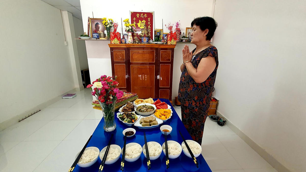 Những gia đình có điều kiện khá giả có thể bày thêm nhiều món ngon, vật lạ khác để cúng ông bà nhưng đối với những gia đình nghèo thì mâm cúng ông bà cũng đơn giản chủ yếu là tấm lòng hướng về những người đã khuất.