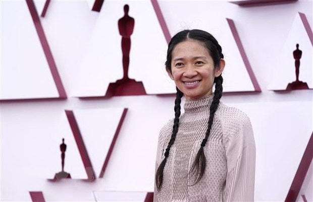 Nhà làm phim Chloé Zhao tới dự Lễ trao giải Oscars 2021 ở Los Angeles, Mỹ, ngày 25/4/2021. (Ảnh: AFP/TTXVN).