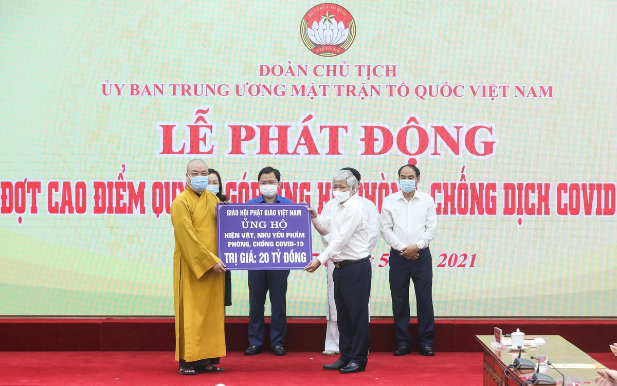 Bí thư Trung ương Đảng, Chủ tịch UBTƯ MTTQ Việt Nam Đỗ Văn Chiến tiếp nhận ủng hộ phòng chống Covid-19 từ Giáo hội Phật giáo Việt Nam. Ảnh: Quang Vinh.