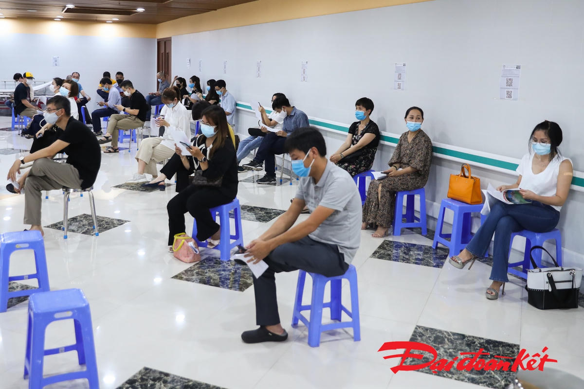 Quy định về đảm bảo khoảng cách tối thiểu được thực hiện nghiêm ngặt. Ảnh: Quang Vinh.