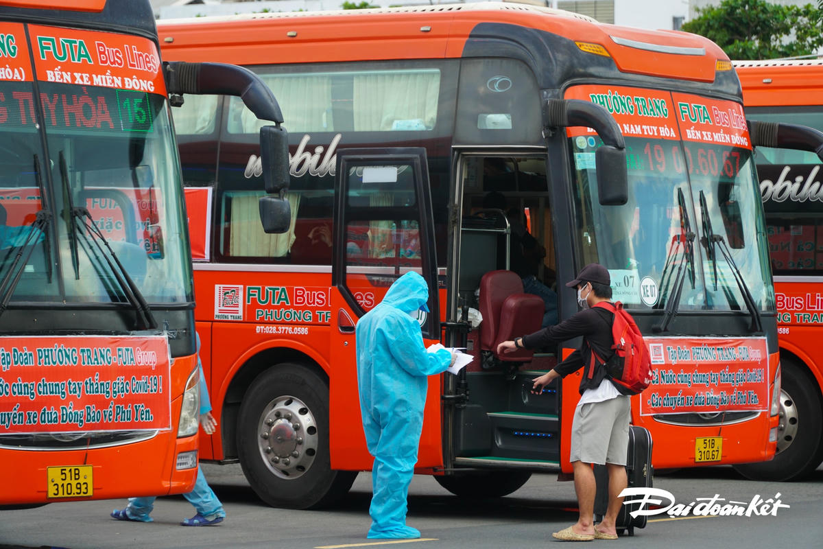 Kiểm tra giấy tờ trước lúc lên xe.