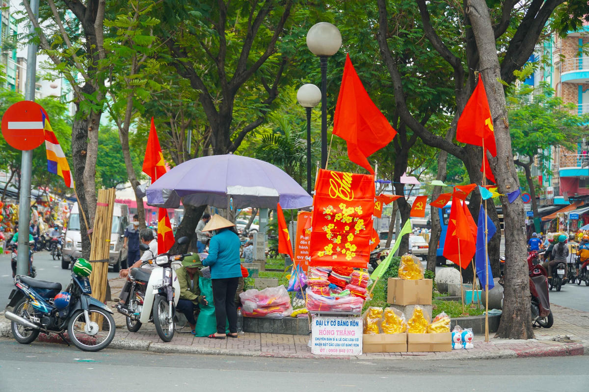Nhiều điểm bán hàng Tết trên đường Hải Thượng Lãn Ông.