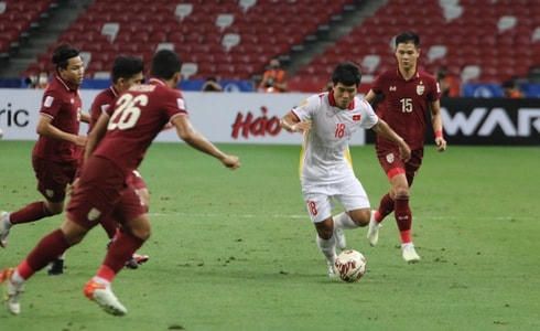 Đức Chinh trong lần đá chính đã thể hiện một nguồn năng lượng dồi dào khiến hàng thủ Thái Lan luôn gặp lúng túng.