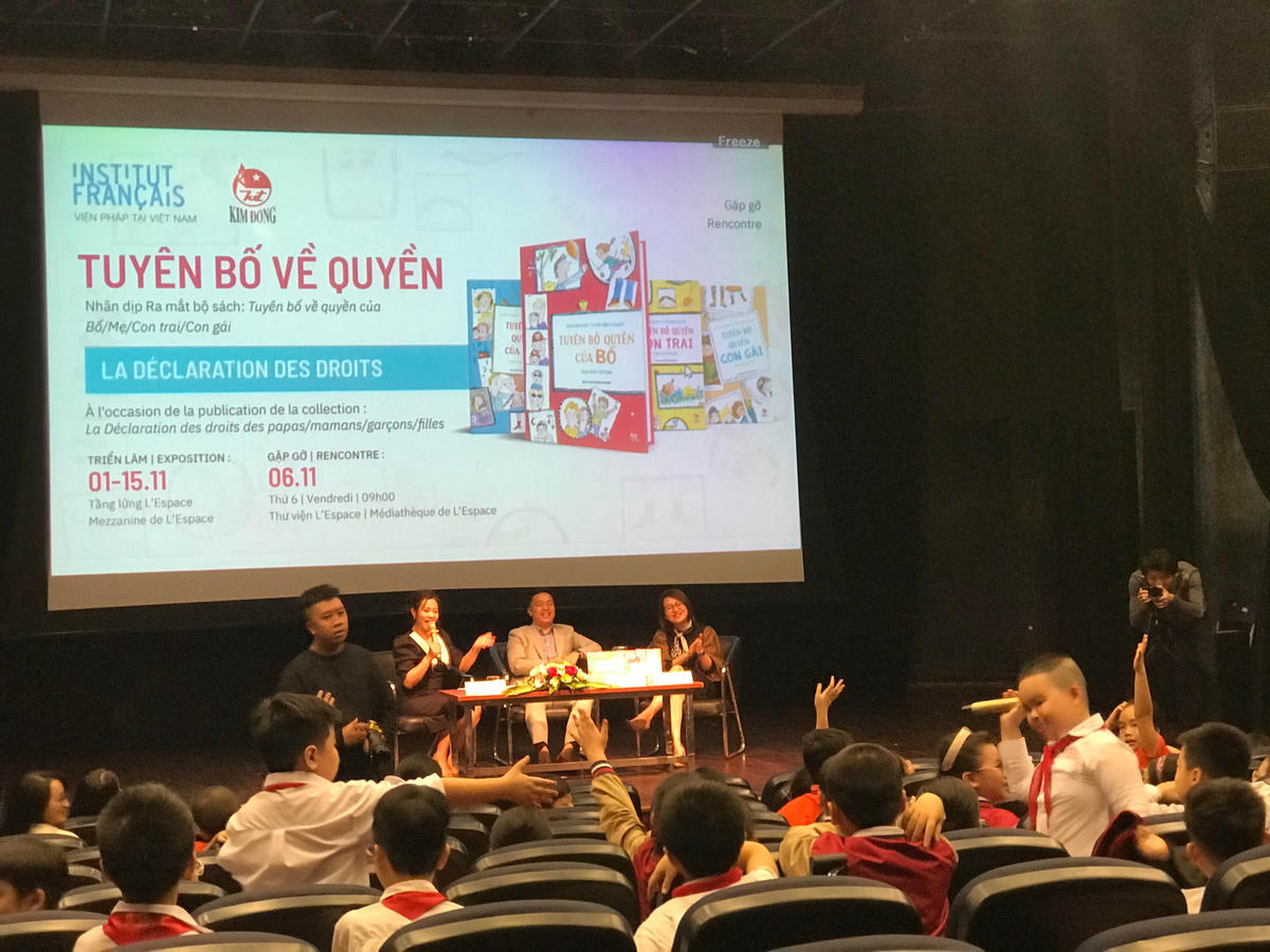 Sự kiện thu hút được nhiều học sinh tham gia trao đổi.