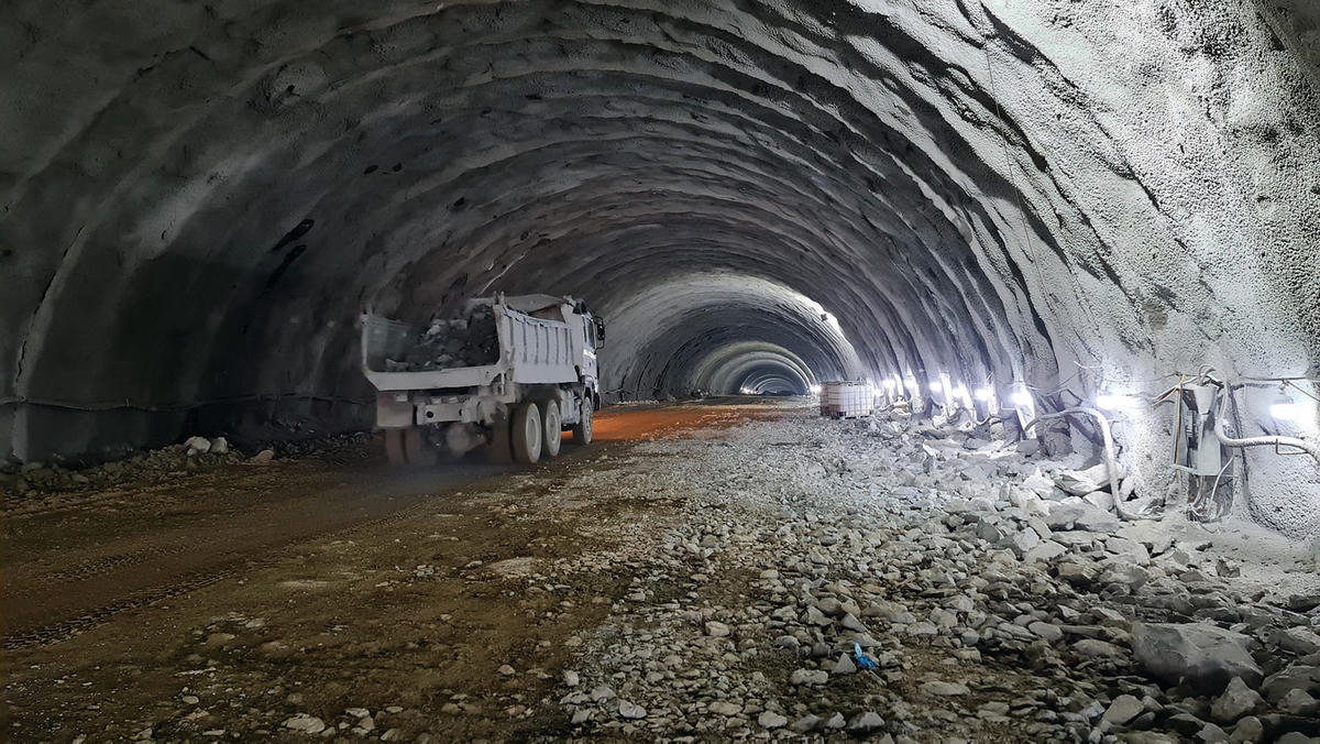 Hầm Thung Thi gồm 2 ống hầm dài 680 m được áp dụng công nghệ của Áo - đào hầm bằng phương pháp khoan nổ, chống đỡ bằng néo kết hợp với bê tông phun.
