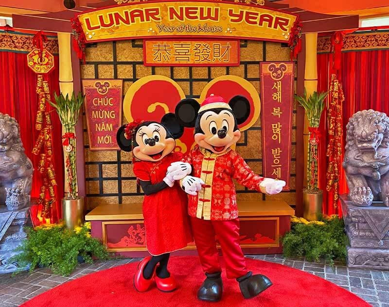 Chuột Mickey và Minnie - 2 biểu tượng của Disneyland - trong trang phục Tết truyền thống. Ảnh: Trips With Tykes. 