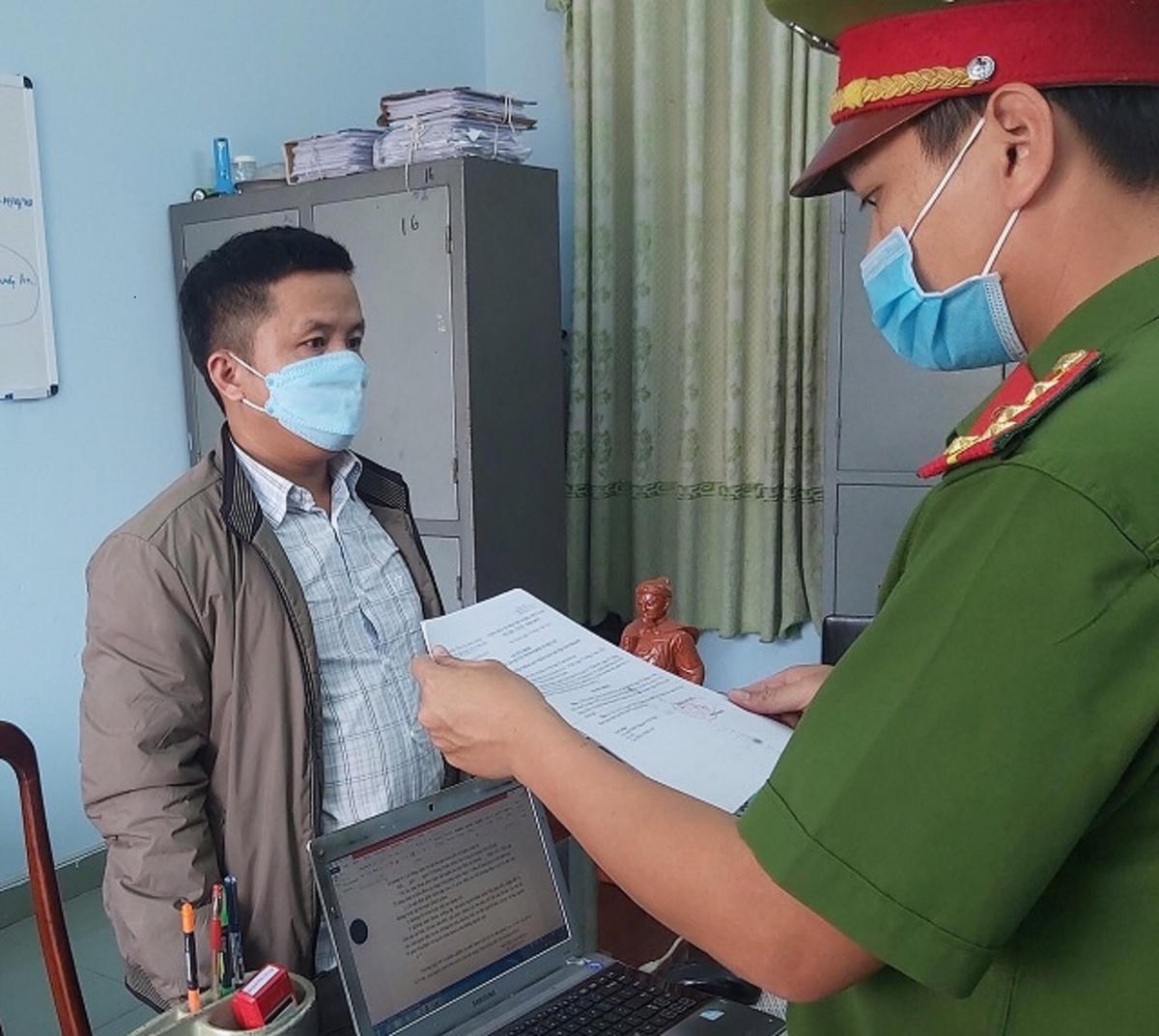 Đối tượng Lê Ánh Vôn nghe đọc lệnh khởi tố.