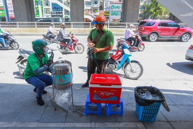 Bình trà được đặt ra từ 9h sáng. Pha chế 2 lần mỗi ngày, anh cùng những người bạn hy vọng sẽ có đủ nước cung cấp cho mọi người đi qua đây.