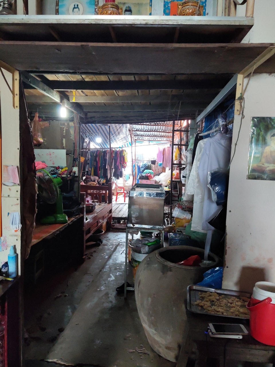 Căn nhà ở tạm bợ của bà Huỳnh Thị Các trước khi được xây dựng lại.