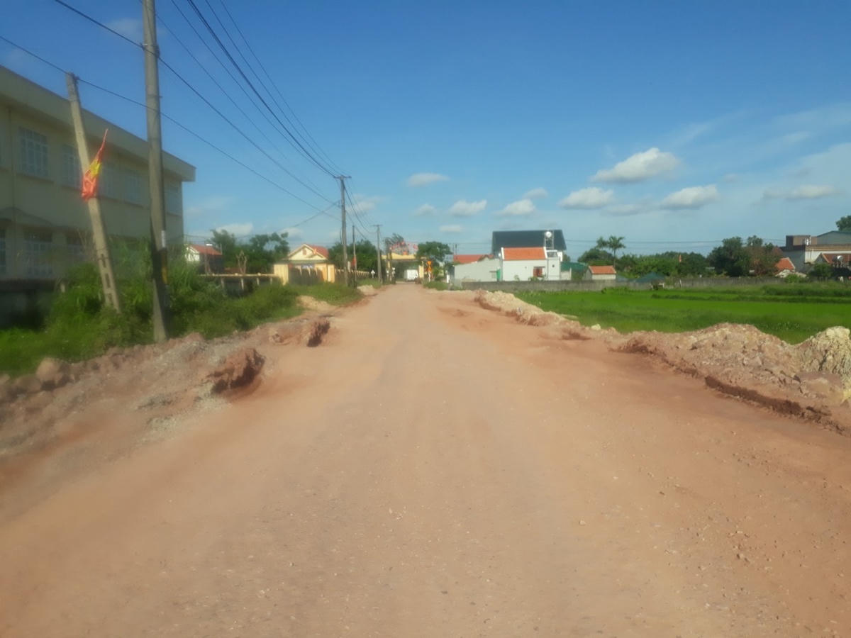 Đường bê tông đoạn đi qua thôn 5, xã Hải Đông bị biến dạng và "hóa" đường đất.