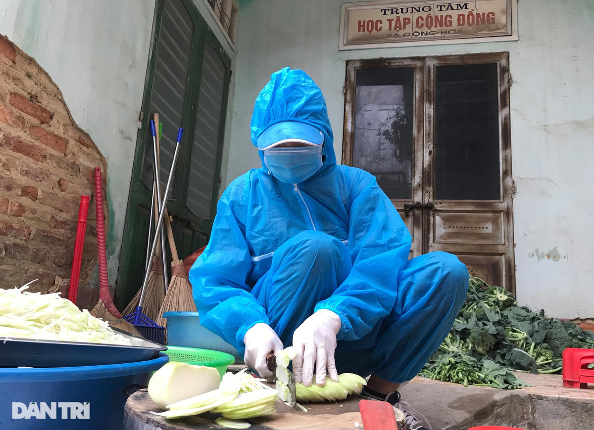 "Ngày nào còn dịch, tôi vẫn tham gia bếp ăn dã chiến. Chỉ mong dịch sớm qua đi, cuộc sống trở lại như trước đây", chị Vui tâm sự.