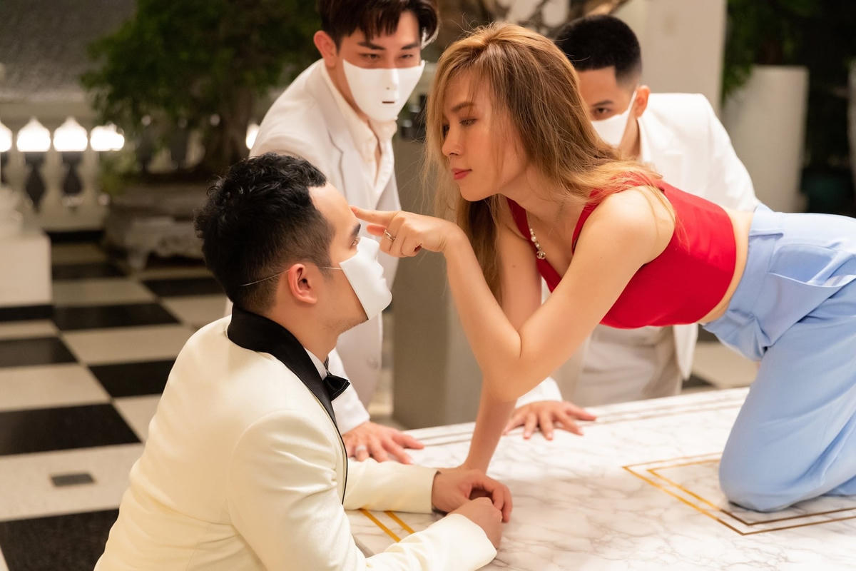 Nhạc sĩ, nhà sản xuất âm nhạc Khắc Hưng chia sẻ bức ảnh là bối cảnh nằm trong MV “Anh chưa biết đâu” - một trong những dự án đánh dấu sự kết hợp ăn ý giữa Mỹ Tâm và Khắc Hưng. “Cứ tưởng nam chính là sướng, ai ngờ bị bắt đeo mặt nạ hoài. Do đẹp trai quá hay quá xấu trai?”, Khắc Hưng vui vẻ nói.  