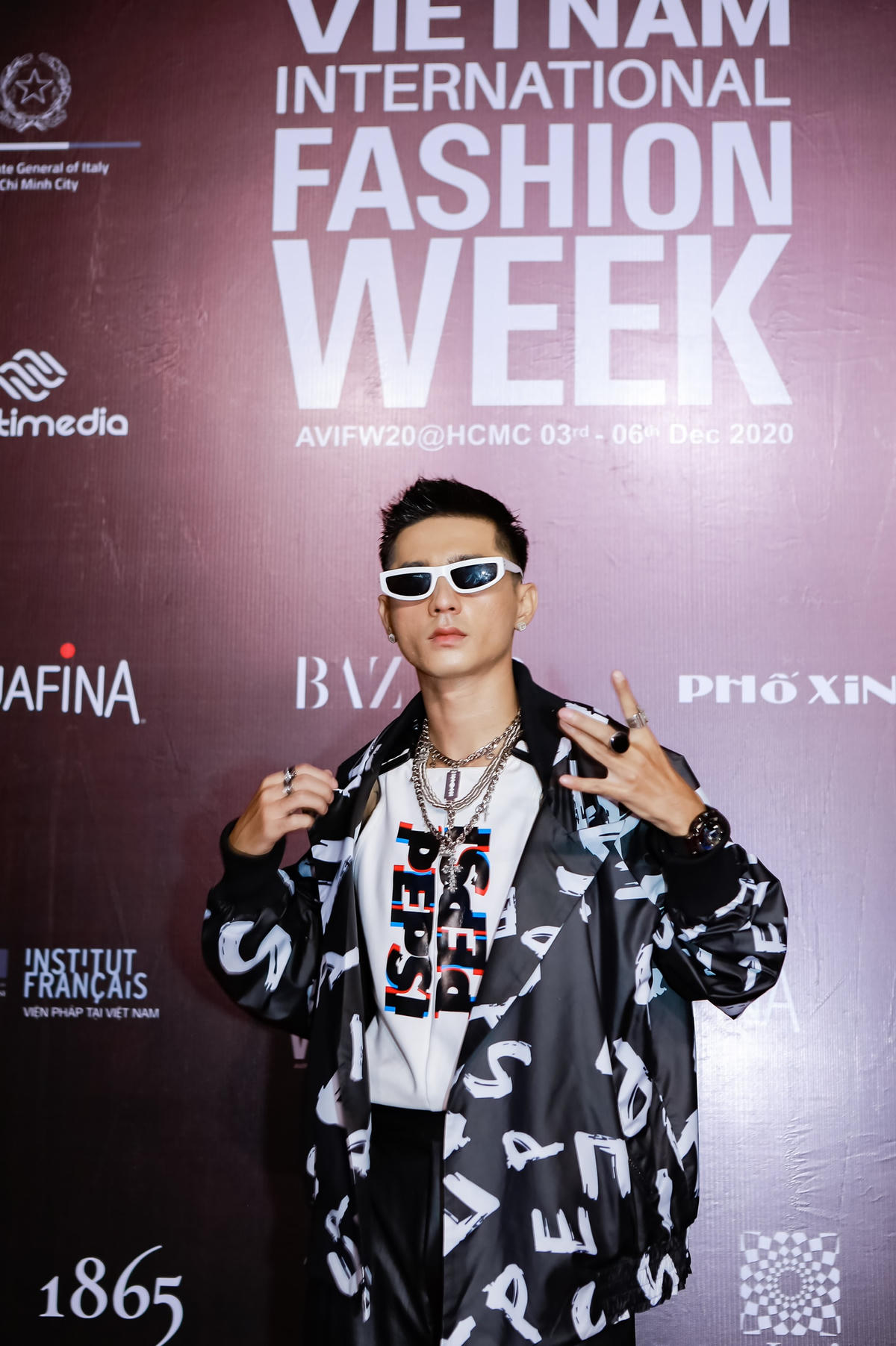 Rapper Lăng LD cũng cool ngầu không kém với bộ suit đen chất lừ.