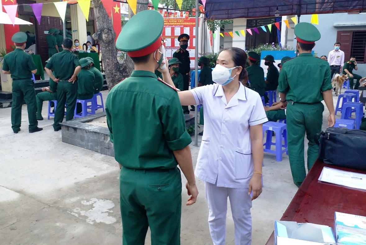 Cử tri xã đảo Tân Hiệp được đo thân nhiệt.