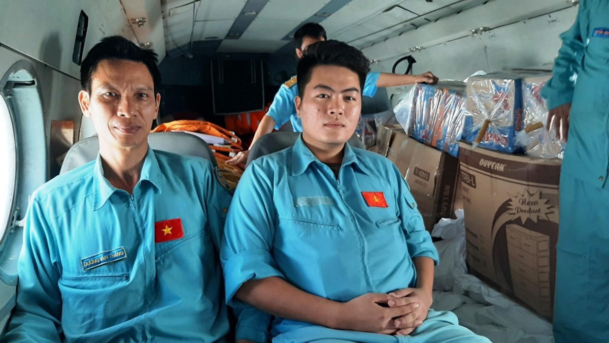 [ẢNH] Trực thăng tiếp tế cho 3.000 người bị cô lập ở Phước Sơn