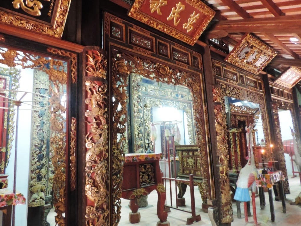 Không gian nội thất đình Bình Thủy.