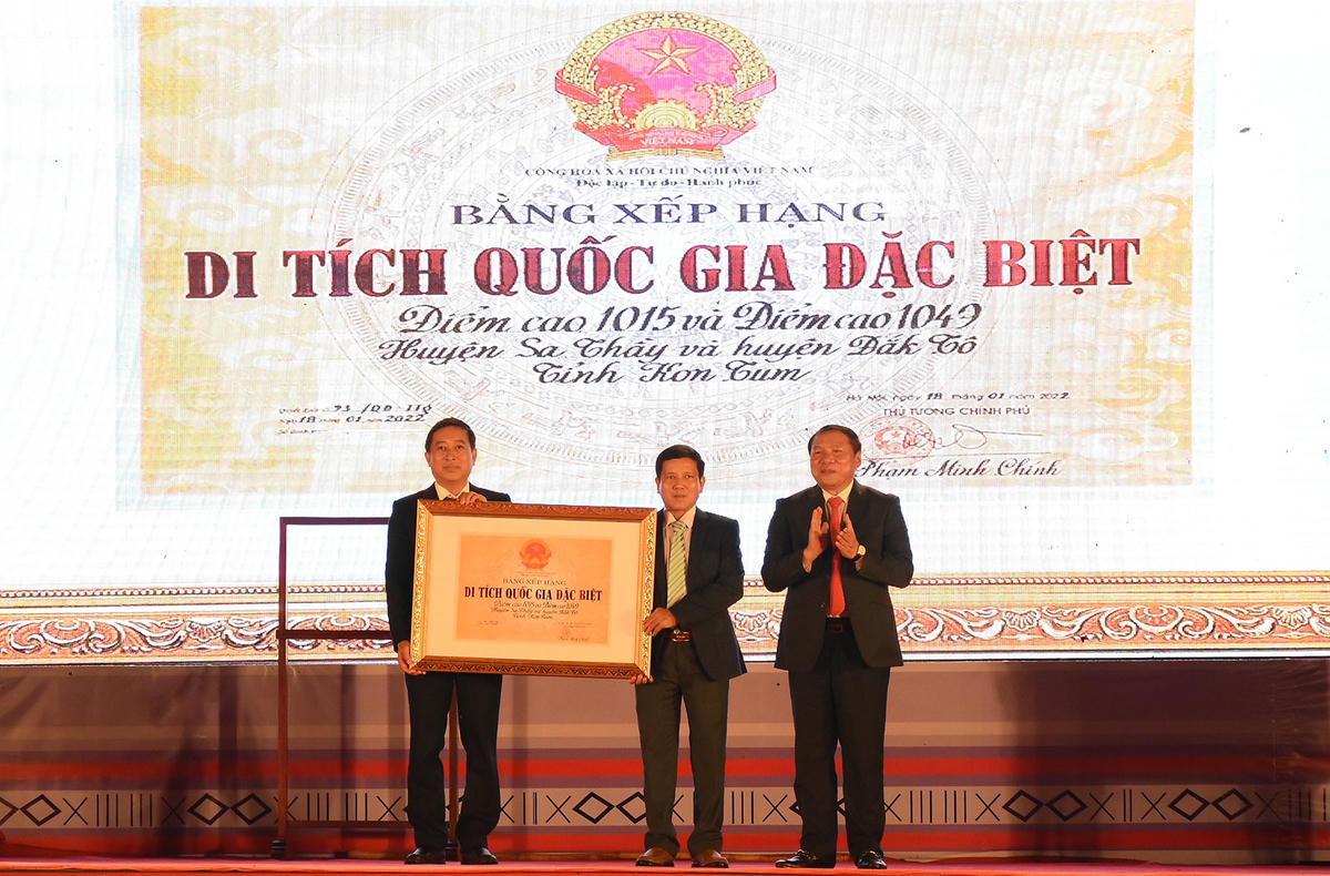 Thừa ủy quyền của Thủ tướng Chính phủ, Bộ trưởng Bộ Văn hóa, Thể thao và Du lịch Nguyễn Văn Hùng trao Bằng xếp hạng Di tích Quốc gia đặc biệt Điểm cao 1015 và Điểm cao 1049 cho  huyện Sa Thầy và huyện Đăk Tô.