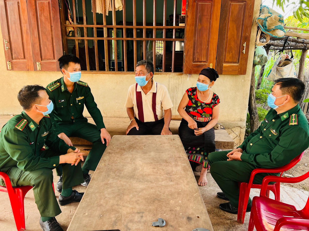 Bộ đội biên phòng gặp gỡ, tuyên truyền vận động quần chúng.