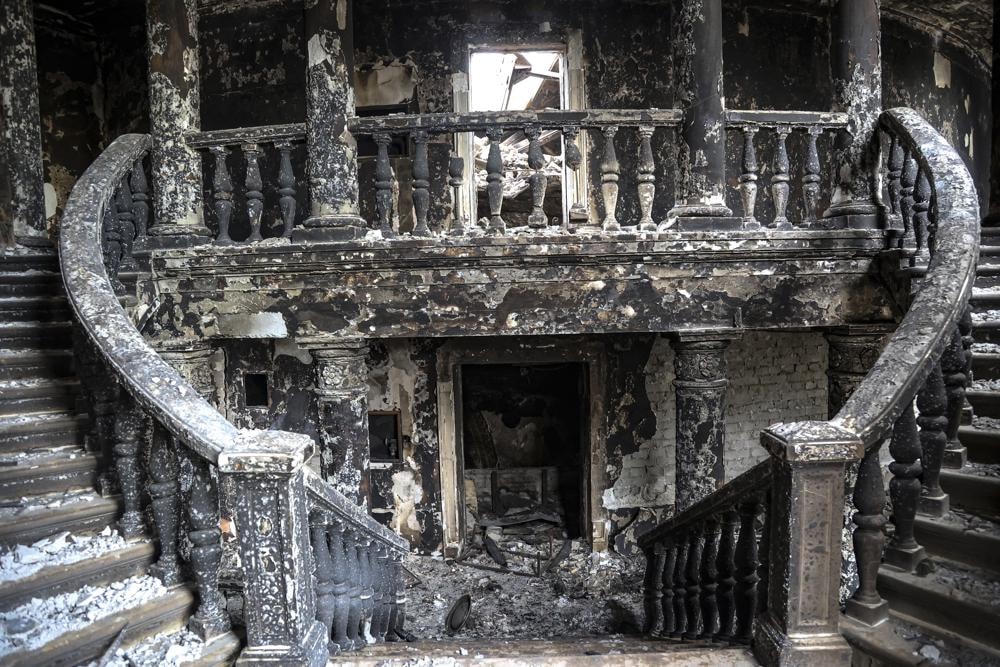 Quang cảnh bên trong nhà hát Mariupol bị hư hại ở Mariupol, miền đông Ukraine. Ảnh: AP.