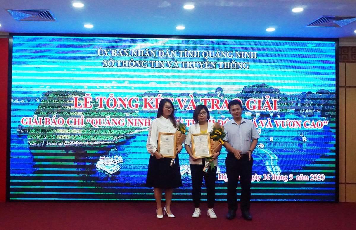 Ban tổ chức trao giải Nhì các tác giả đạt giải.