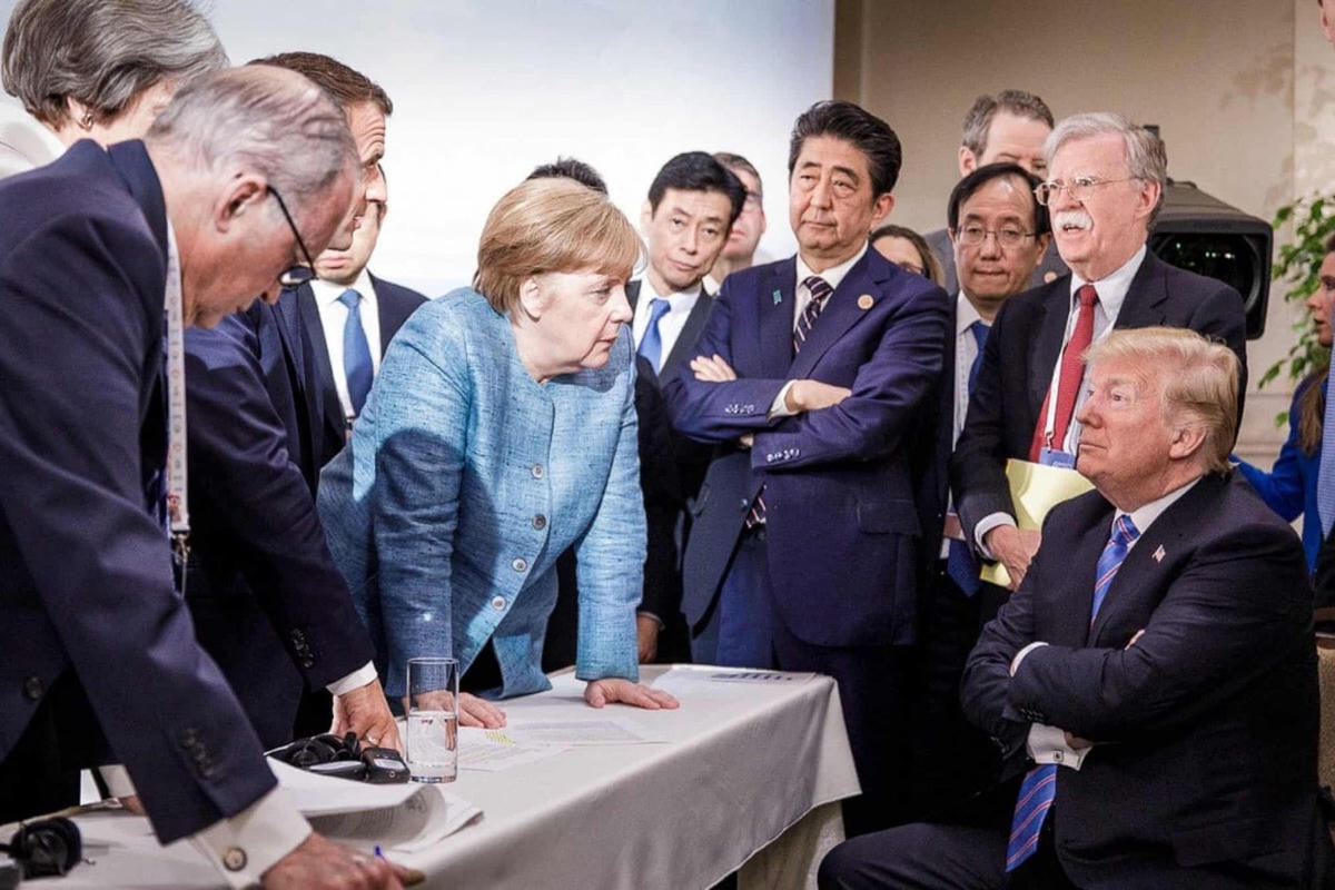 Thủ tướng Đức Angela Merkel đối diện Tổng thống Mỹ Donald Trump xung quanh là các nhà lãnh đạo G7 tại Hội nghị thượng đỉnh tổ chức ở Quebec, Canada, năm 2018.  