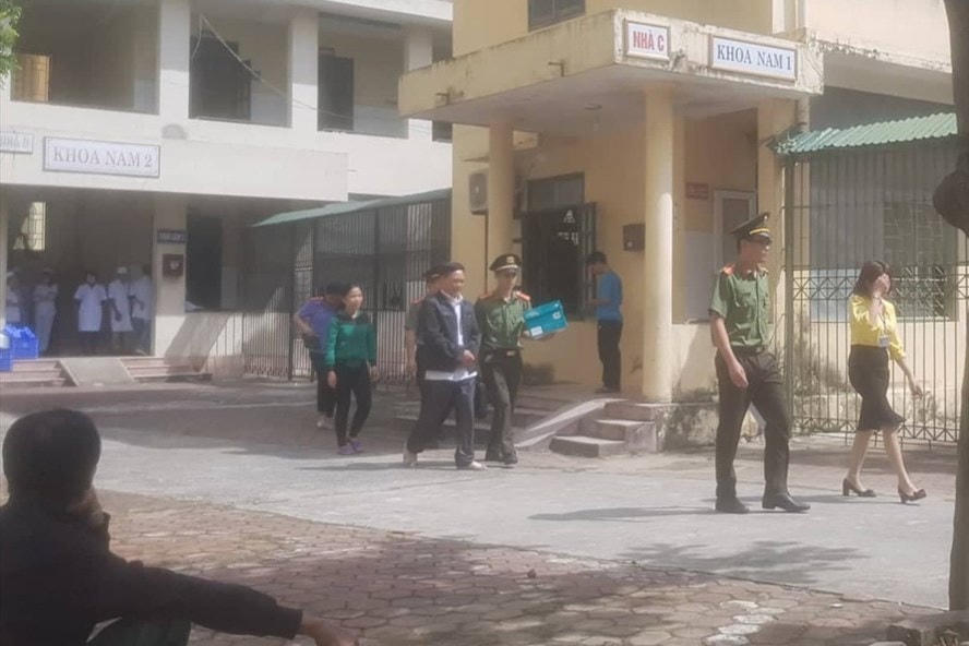 Hình ảnh các cán bộ Bệnh viện Tâm thần Thanh Hóa tại thời điểm bị bắt tạm giam. Ảnh: Xuân Hùng