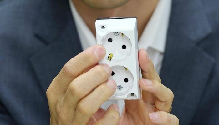 Ít ai ngờ rằng camera quay lén lại được giấu vào bên trong ổ cắm điện.