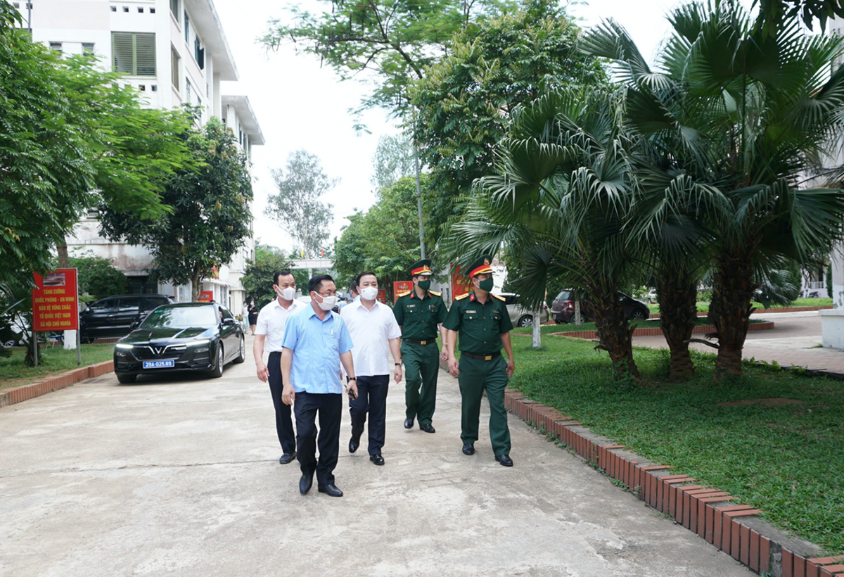 Đoàn công tác của TP Hà Nội kiểm tra phòng cách ly tập trung tại Trung tâm giáo dục Quốc phòng an ninh.