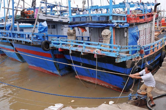 Ngư dân Phú Yên neo đậu tàu thuyền tránh trú bão.