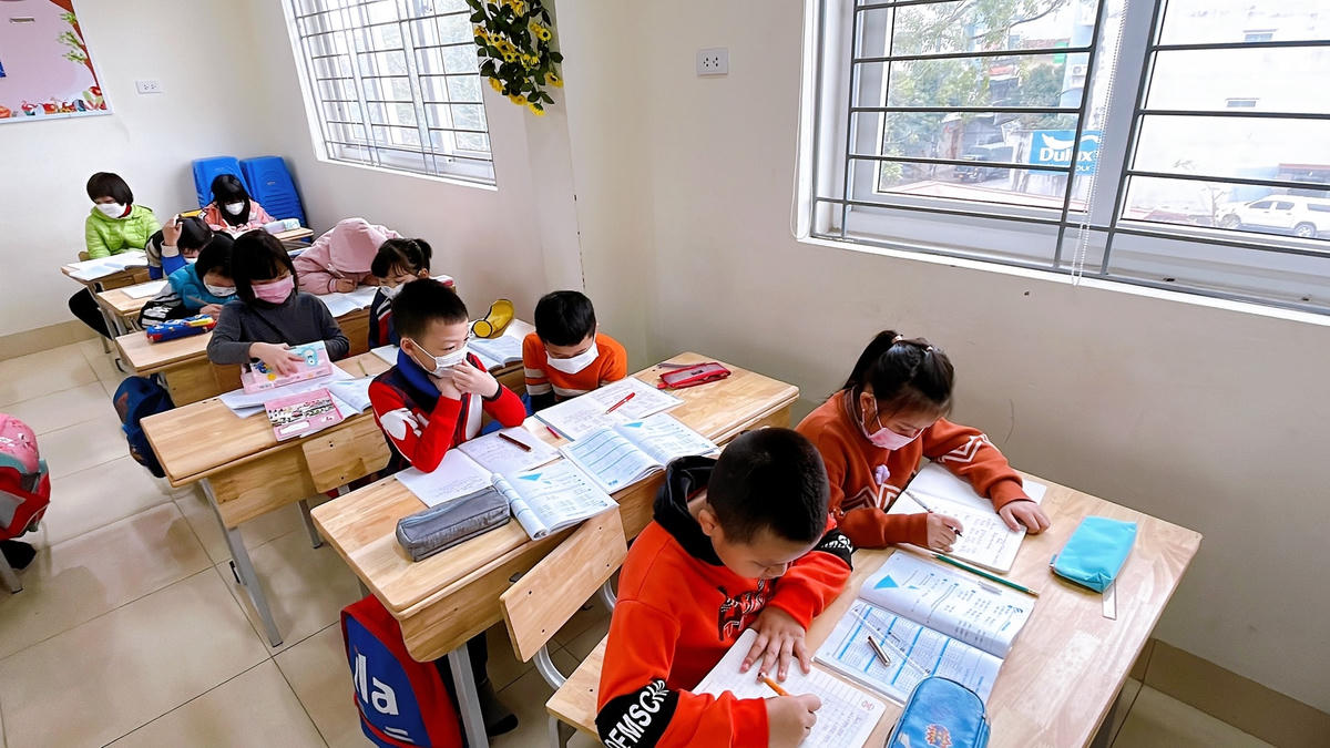 Học sinh đến trường học trực tiếp. (Ảnh minh họa).