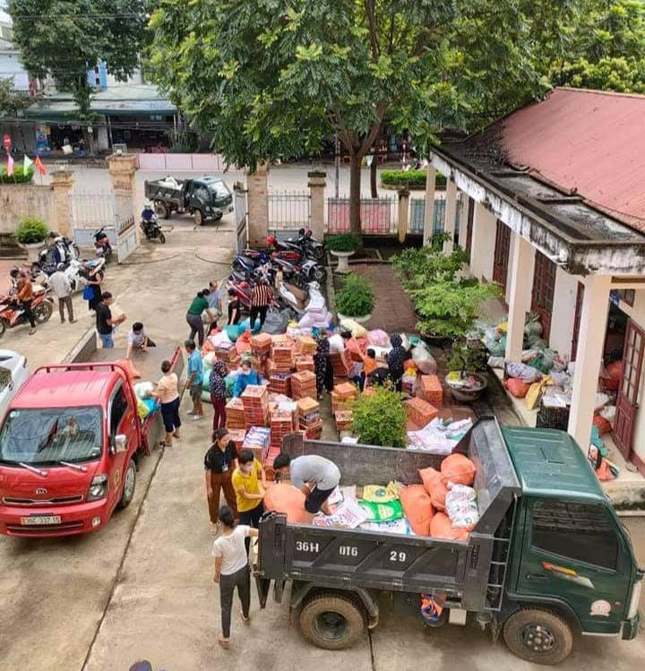 Những chiếc xe tải đầy ắp nhu yếu phẩm của người dân thị trấn Ngọc Lặc chuẩn bị lên đường tới điểm tập kết.