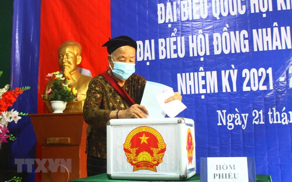 Cử tri đồng bào dân tộc thiểu số các xã miền núi, biên giới Nghệ An phấn khởi đi bỏ phiếu sớm. (Ảnh: Tá Chuyên/TTXVN).