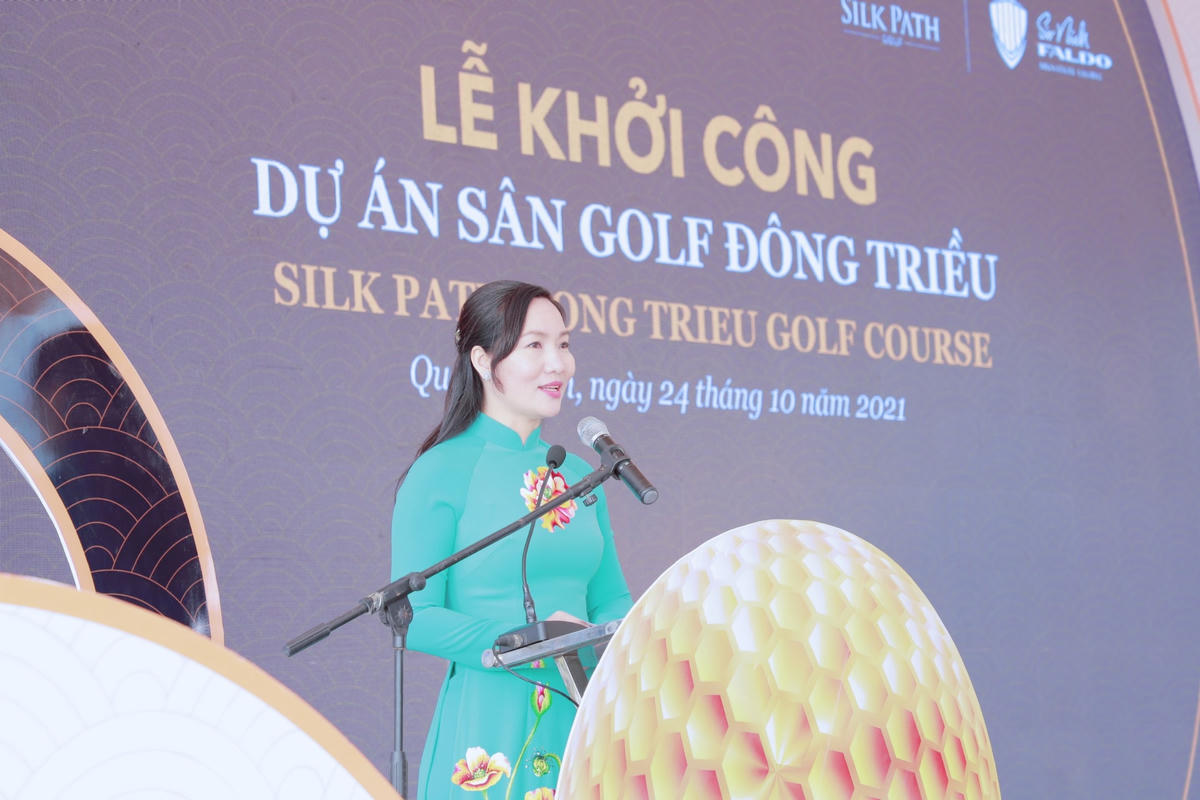 Bà Nguyễn Thị Hạnh, Phó Chủ tịch UBND tỉnh phát biểu tại Lễ khởi công dự án Sân golf Đông Triều tại TX Đông Triều (Quảng Ninh).