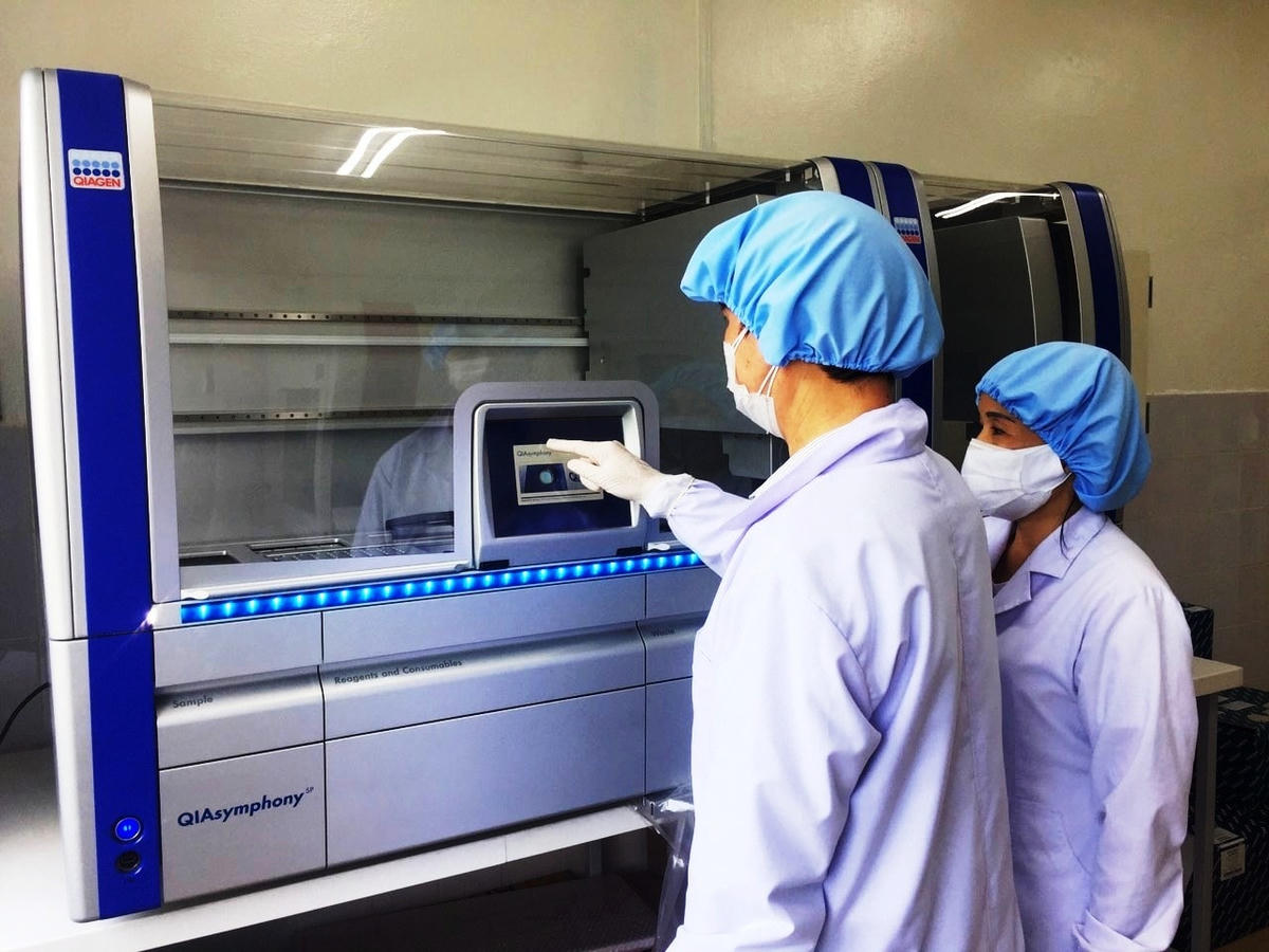 Nhân viên CDC Quảng Nam đang thực hiện các mẫu xét nghiệm Covid-19.