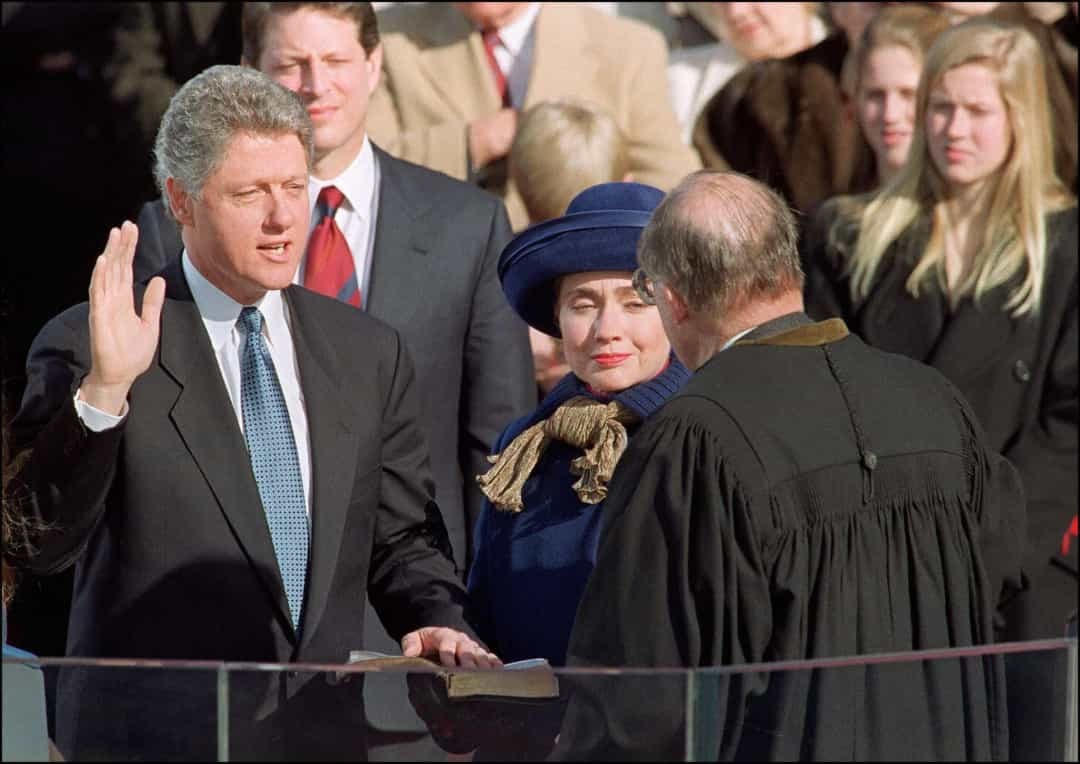 Đệ nhất phu nhân Hillary Clinton mặc bộ quần áo màu xanh trong buổi lễ tuyên thệ nhậm chức đầu tiên của Tổng thống Bill Clinton vào năm 1993.  