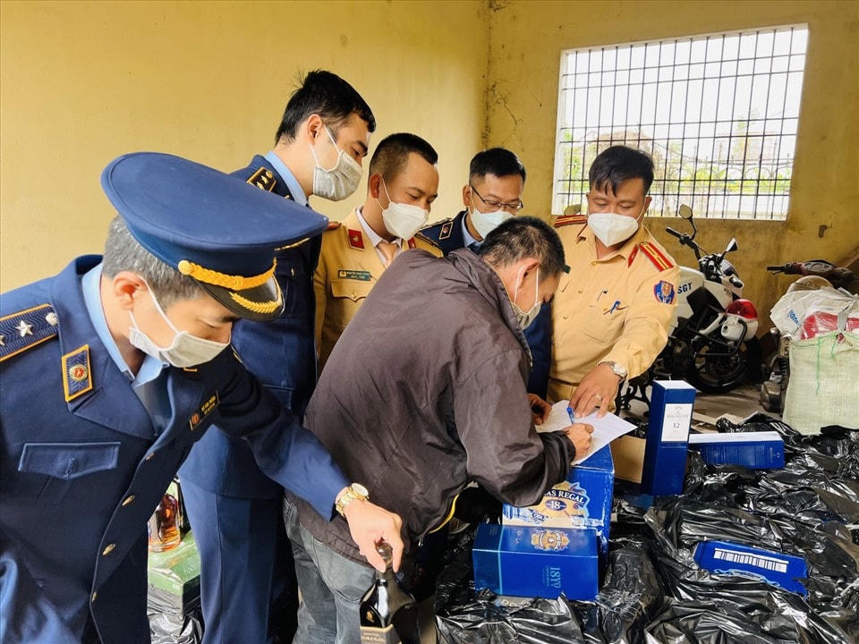 Nhiều vụ vận chuyển rượu ngoại không rõ nguồn gốc bị cơ quan chức năng phát hiện. Ảnh minh hoạ.