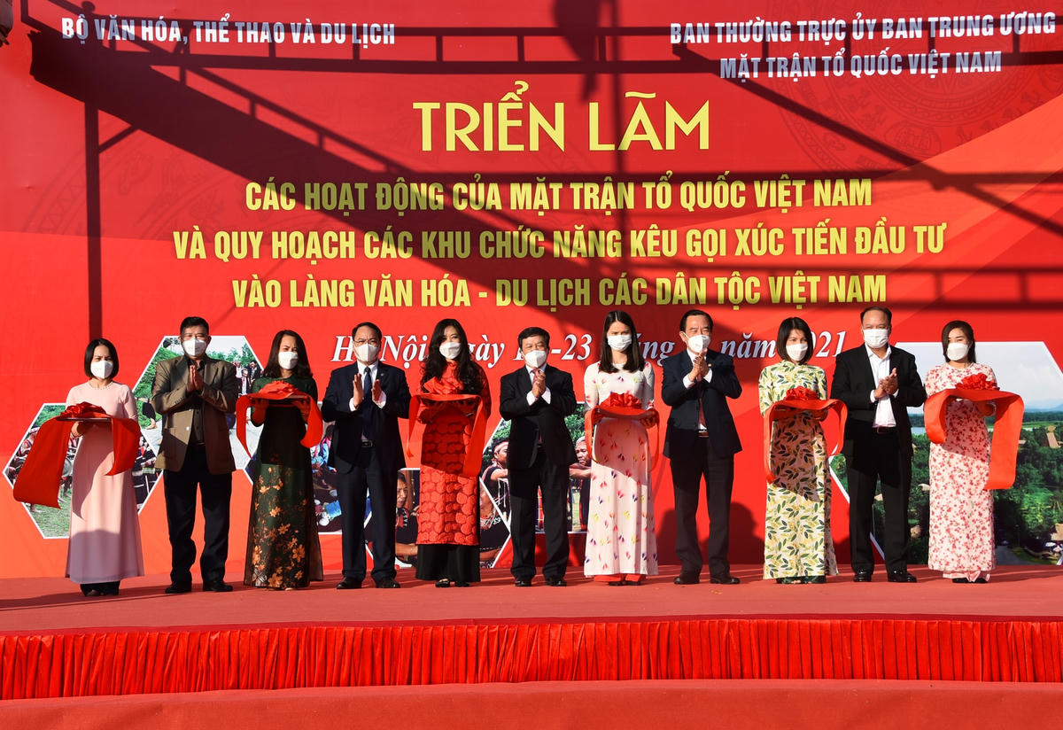 Phó Chủ tịch Ngô Sách Thực đã khánh thành Triển lãm các hoạt động của MTTQ Việt Nam và quy hoạch các khu chức năng kêu gọi xúc tiến đầu tư vào Làng Văn hóa - Du lịch các dân tộc Việt Nam.
