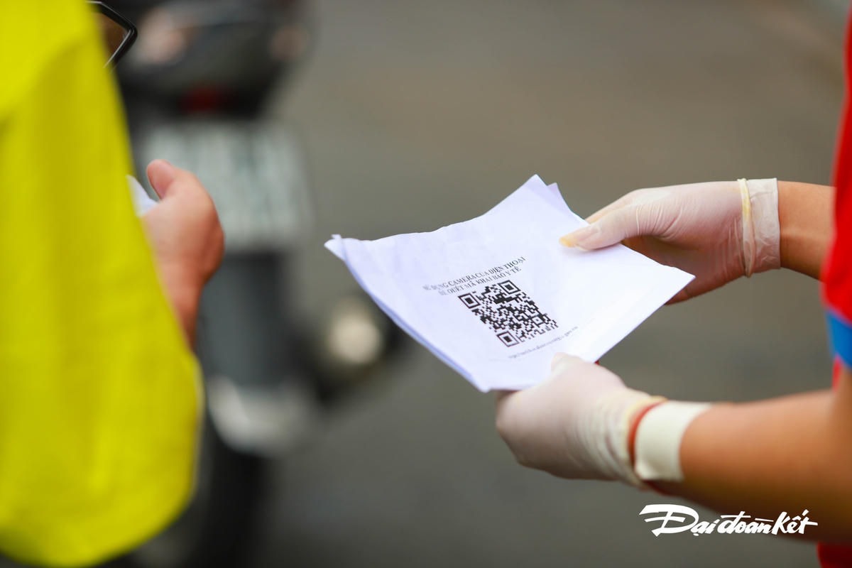 [ẢNH] Người dân vất vả khai báo ‘di biến động dân cư'