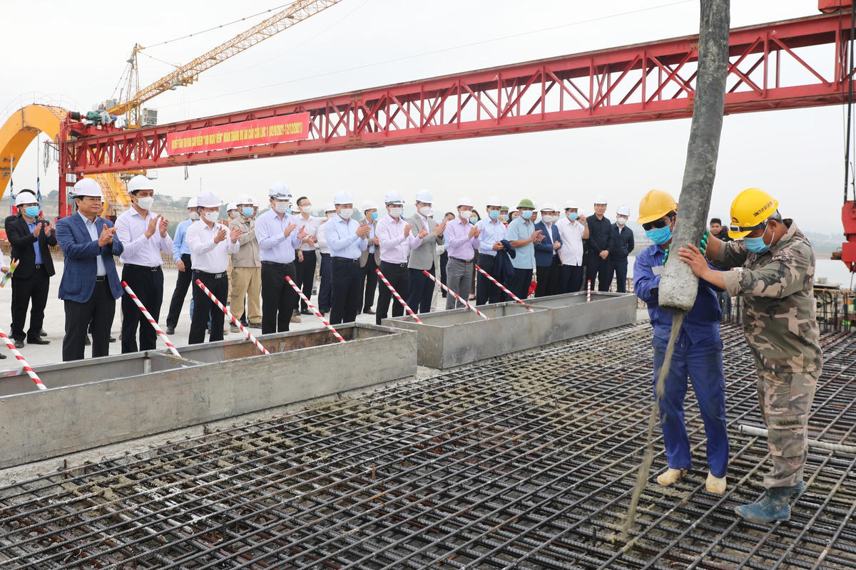 Những mẻ bê tông cuối cùng hợp long cầu Cửa Lục I.